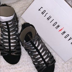 Fashion nova black sandals